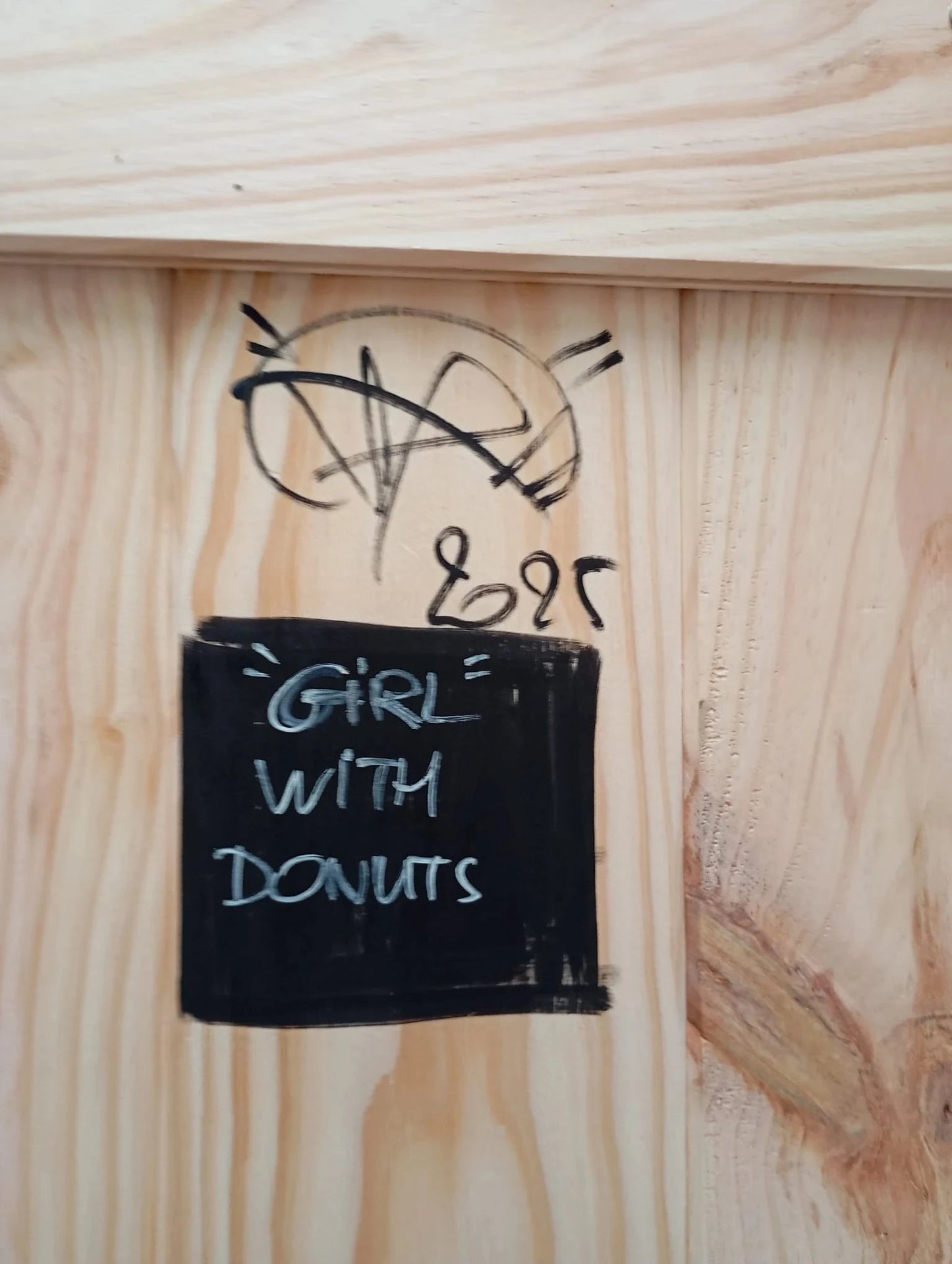 Girl with donuts Daru